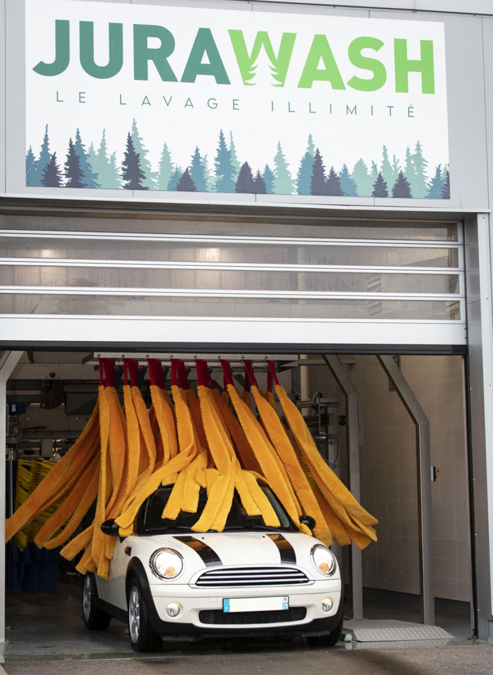 Véhicule entrant dans le tunnel de lavage Jurawash